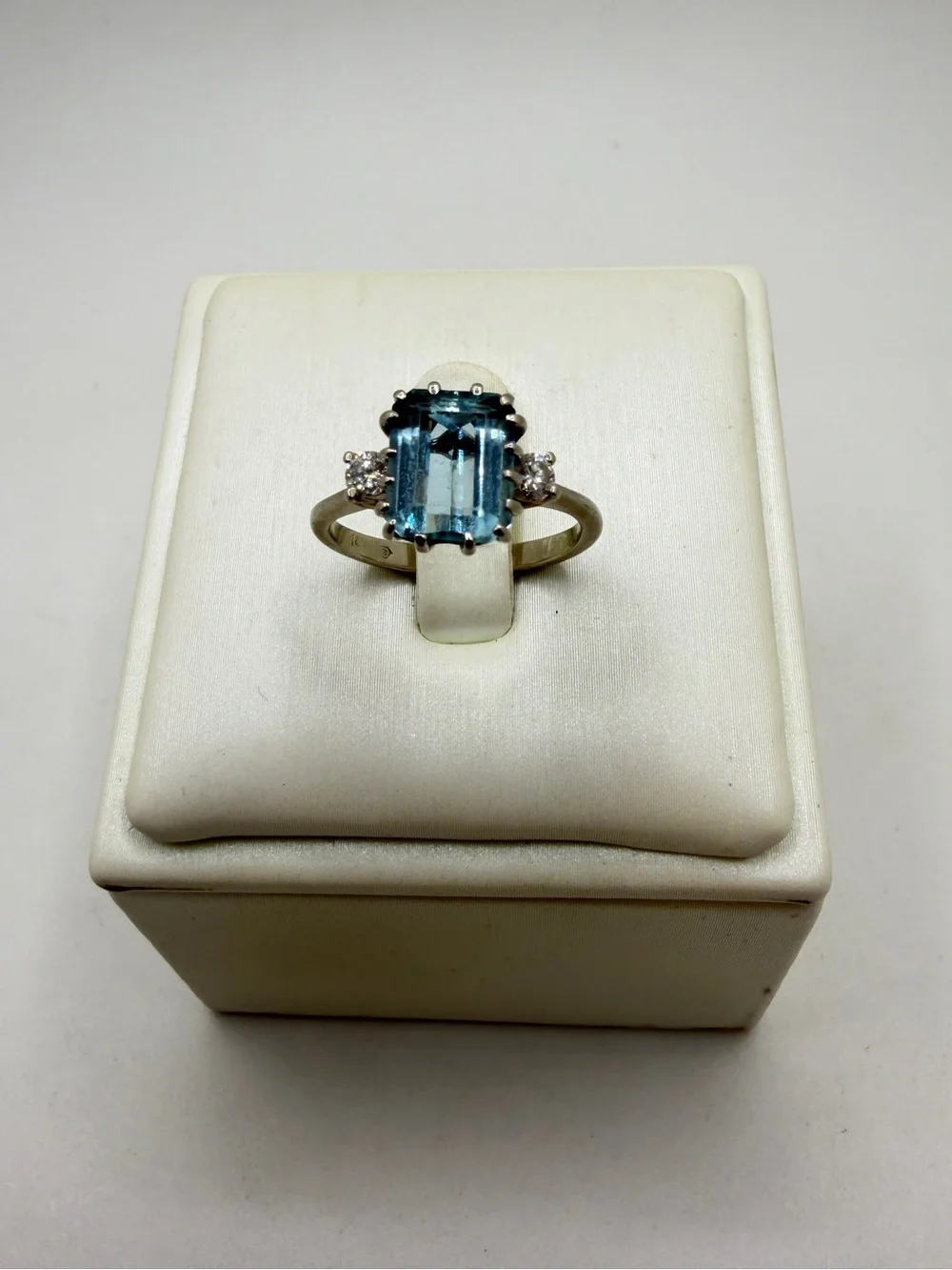 Vintage 8x6mm Natural AQUAMARINE w/ two 3mm natural diamonds ring in 14kt WG!